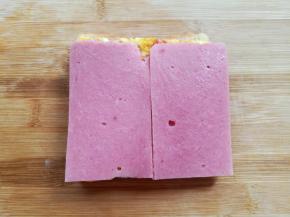 番茄蛋饼上加上2片火腿肠片（如果火腿肠片比较大就放一块）