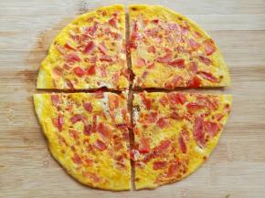 蛋饼切成4块备用