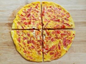 蛋饼切成4块备用