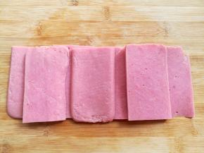 火腿肠片切成0.2cm厚度