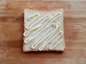 取一片土司，在上面随意的挤出沙拉酱