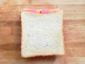 加盖上一片土司片