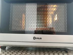 烤箱底层上火130度，下火160度烤箱10分钟烤到土司片底部有一点脆就可以了