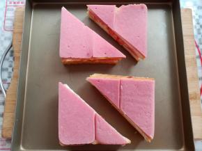 用锋利的刀把土司片斜对角切成2组，放入烤盘