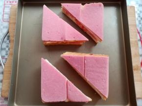 用锋利的刀把土司片斜对角切成2组，放入烤盘