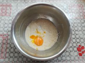 面糊里先加入一个蛋黄