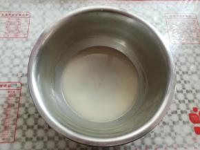 准备一只干净的小盆，依次放入水，奶粉，糖10克，玉米油，用手动打蛋器快速搅拌到盆内液体完全乳化