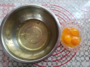 准备无水无油的盆子，分出蛋白和蛋黄，蛋白放冰箱待用