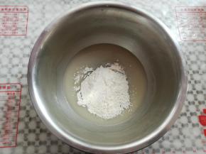 加入过筛的低筋面粉