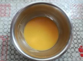 蛋黄糊搅拌好，放一边备用