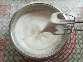 打发蛋白，30克糖分3次加入，打发到湿性发泡，同时预热烤箱上火120度，下火170度