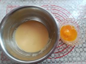分3次加入蛋黄，拌匀后再加入另外一个蛋黄
