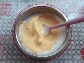 把蛋黄糊倒回装有蛋白的盆里，继续同样手法翻拌均匀