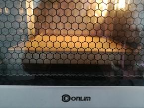 烤盘放入烤箱底层，上火120度，下火170度烤20分钟