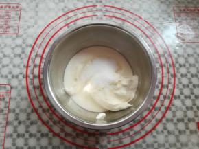 250克淡奶油加入25克细砂糖打发