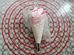 淡奶油装入裱花袋，我用的中号8齿裱花嘴，挤出来的淡奶油比较厚