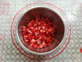 草莓去蒂切成小块备用