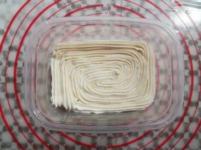 淡奶油铺满蛋糕胚，淡奶油觉得厚了可以用叶子花嘴挤出来比较薄