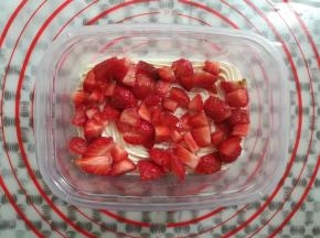 在淡奶油上面铺上一层草莓