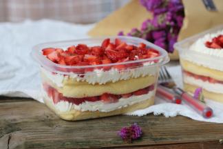 好吃的草莓蛋糕盒子就做好了，用的动物性奶油，吃起来一点都不腻