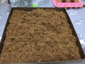 把炒好的肉松松散的平放在大的容器里，晾凉后装入密闭的容器，常温存放3天，冷藏可储存一个星期左右。