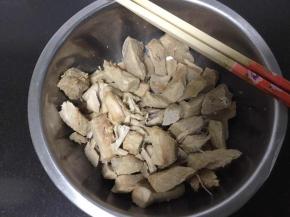 猪肉洗净切成小块，冷水下锅，放2片姜片煮去血水，捞出备用。准备高压锅，把去除血水的猪肉块放进去，加入3片姜，葱段，桂皮，香叶，八角，倒入没过肉块的开水，高压锅煮到肉一捏就散的状态，一般二十分钟左右。