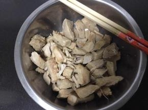 猪肉洗净切成小块，冷水下锅，放2片姜片煮去血水，捞出备用。准备高压锅，把去除血水的猪肉块放进去，加入3片姜，葱段，桂皮，香叶，八角，倒入没过肉块的开水，高压锅煮到肉一捏就散的状态，一般二十分钟左右。