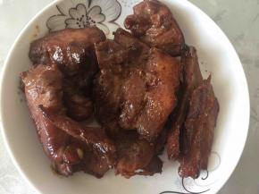 出炉后稍晾至温热在表面刷一层蜂蜜，晾凉保存。