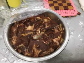 猪肉切厚片，所有调料和肉放一起混合均匀，腌制1到两天，期间翻几次面，方便入味。