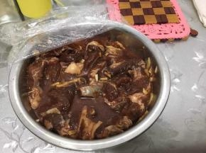 猪肉切厚片，所有调料和肉放一起混合均匀，腌制1到两天，期间翻几次面，方便入味。