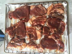 平铺在烤网上，底下垫锡纸，隔一层再放上接渣盘。210度，中层，烤35到40分钟，最后几分钟观察状态，别烤焦了。