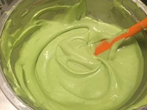 蛋白和蛋黄糊分2次上下翻拌均匀