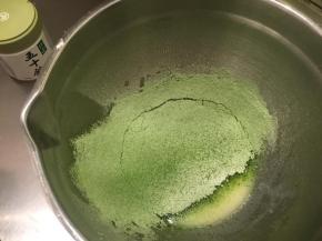 低粉和抺茶粉混合均匀，筛入奶油混合物内，