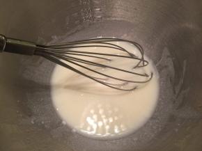 牛奶和玉米油拌至乳化