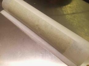淡奶油加糖打发至六七成发，抹在蛋糕正面，借助擀面杖卷好放冰箱冷藏