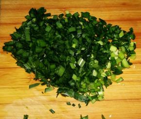 在面团发酵期间，来准备馅料。韭菜洗净，控干水份，切碎。