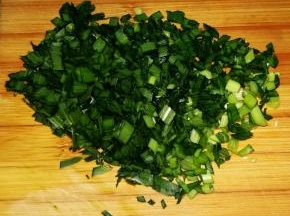 在面团发酵期间，来准备馅料。韭菜洗净，控干水份，切碎。