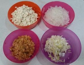 豆腐加少许盐，放锅中煮五六分钟，捞出，切丁； 
粉条用开水泡软，切碎； 
海米用加水泡软，捞出切碎； 
大葱切碎；