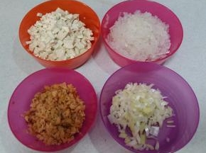 豆腐加少许盐，放锅中煮五六分钟，捞出，切丁； 
粉条用开水泡软，切碎； 
海米用加水泡软，捞出切碎； 
大葱切碎；