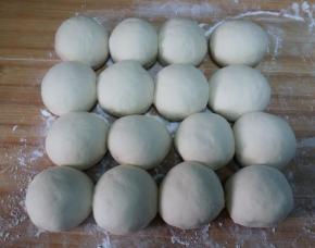 分成16个剂子。我喜欢素馅的大包子，分完的剂子大概62克/个吧。