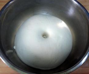 酵母放清水中搅拌至融化，倒入面粉中，边倒边搅拌。然后揉成光滑的面团，罩上保鲜膜，放温暖处发酵到两倍大。