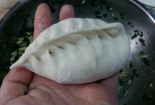 捏褶子，收口捏紧。