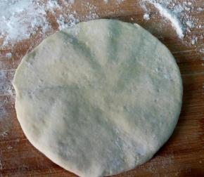 将剂子擀成中间厚，周边薄的圆片。不要擀的太薄，馅料会把皮浸湿，蒸出来不好吃。稍厚的面皮吃起来喧软。