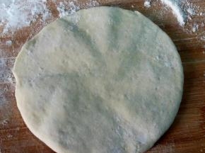 将剂子擀成中间厚，周边薄的圆片。不要擀的太薄，馅料会把皮浸湿，蒸出来不好吃。稍厚的面皮吃起来喧软。