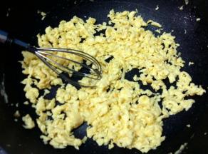 鸡蛋打散，加少许盐，锅中多少放点油，油热后，把鸡蛋倒入，用筷子或打蛋器将鸡蛋搅碎；