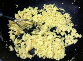 鸡蛋打散，加少许盐，锅中多少放点油，油热后，把鸡蛋倒入，用筷子或打蛋器将鸡蛋搅碎；