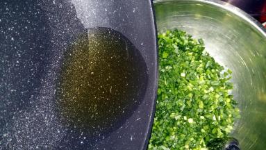 把油倒在切好的韭菜中，拌匀。这样是防止韭菜出水。