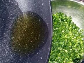 把油倒在切好的韭菜中，拌匀。这样是防止韭菜出水。