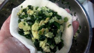 把所有馅料混合，放盐、蚝油和香油拌匀。取一包子皮，放上馅料。没把握包太多馅料，可以少放些。