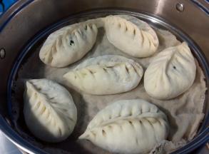 在锅中倒入适量清水，蒸屉刷油或铺上打湿的屉布。把醒好的包子放入锅里。
大火将水烧开后，转中小火继续蒸12分钟，关火，五分钟揭盖取出。韭菜鸡蛋馅非常好熟，蒸制时间不宜过长，时间太长韭菜会变色，不好看。包子小的话上汽后蒸个八、九分钟，大包子就蒸12分钟就行啦。